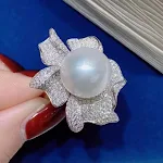 Anel Aberto com Pérola de Água Natural Artificial, Concha e Diamantes. Elegância e Brilho para Você. Joia sofisticada e atemporal. — foto 4