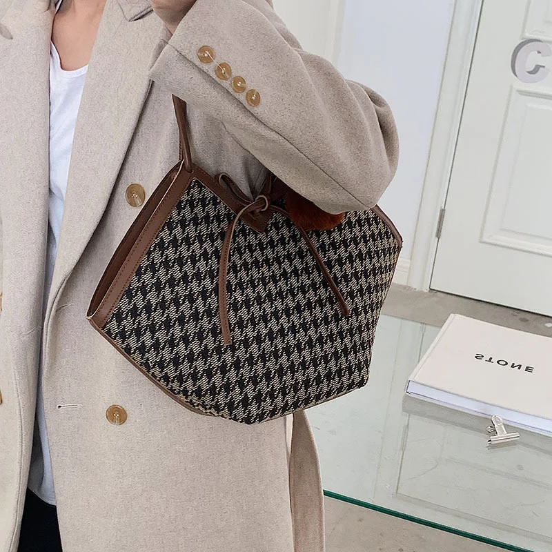 Bolsa feminina Checked Houndstooth personalizada para uso diário no trabalho, ideal para commuters, com design elegante e espaço para tudo. — foto 1