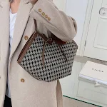 Bolsa feminina Checked Houndstooth personalizada para uso diário no trabalho, ideal para commuters, com design elegante e espaço para tudo. — foto 1