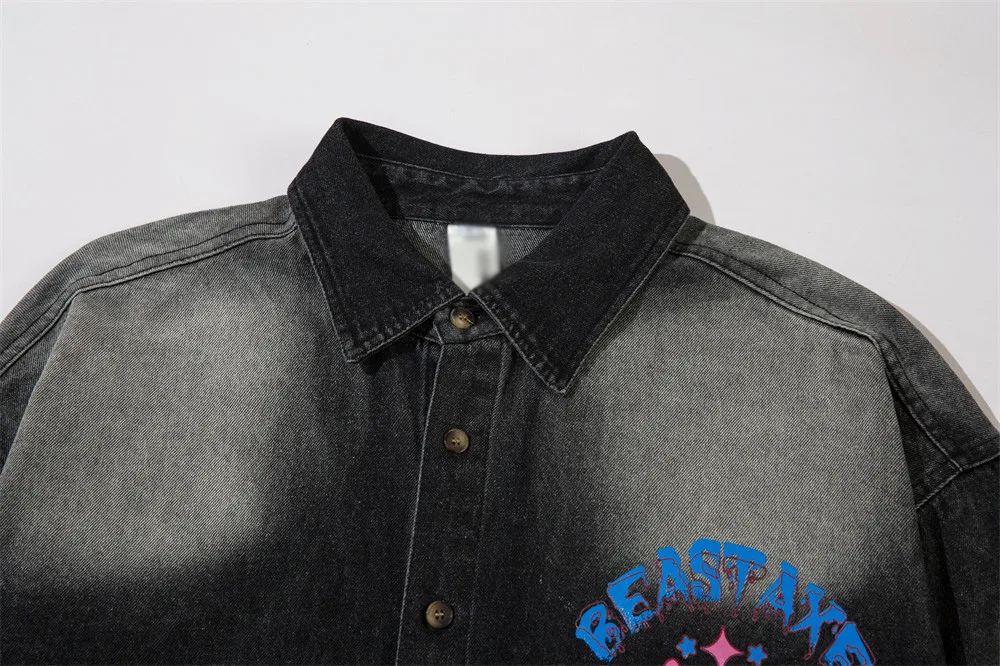 Jaqueta camisa jeans com estampa de desenho animado da moda nacional. Crie um visual estiloso e descontraído perfeito para diversas ocasiões. — foto 11
