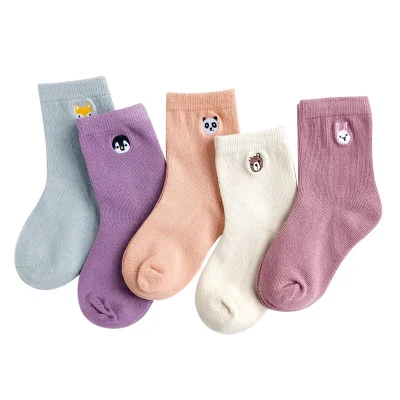 Bestickte gestreifte Babysocken mit niedlichen Tieren Baumwollsocken für Babys, kuschelig weich und atmungsaktiv für kleine Füße. — foto 15