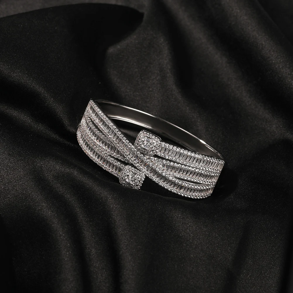 Pulseira feminina retrô hip-hop com zircônia. Adicione um toque de estilo único e moderno ao seu visual. Perfeita para usar em qualquer ocasião. Design charmoso e elegante. — foto 12