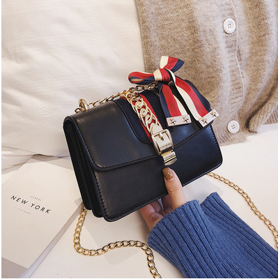 Bolsa de ombro fashion com corrente de cetim. Um acessório elegante e sofisticado para mulheres. Perfeita para diversas ocasiões. — foto 3