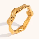 Anel Ornamento Superfície Irregular Aço Inox Dourado 18k Elegância Simples e Leve Joia de Luxo com Personalidade para Você — foto 1