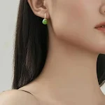 Brincos de bola retrô em prata 925 com feijão verde de pedra natural, moda feminina, elegância autêntica, perfeitos para mulheres modernas. — foto 1
