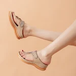 Sandálias plataforma com strass para férias e lazer. Chinelos de comércio exterior, perfeitos para praia e viagens. — foto 3