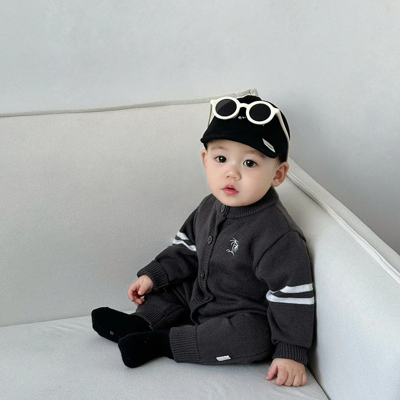 Macacão de malha para meninos e meninas. Romper casual e confortável. Ideal para brincar, passear e relaxar com estilo e praticidade. — foto 3