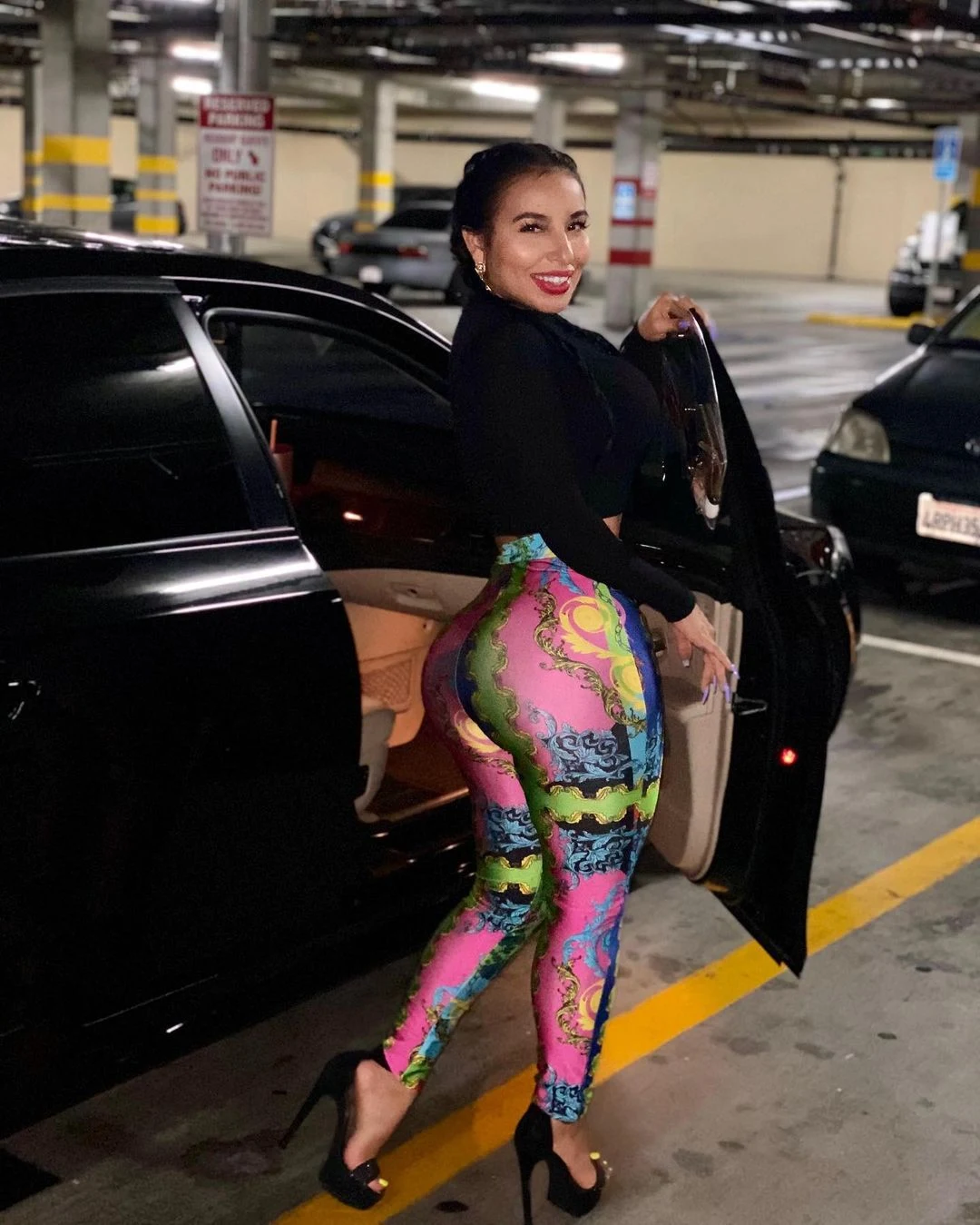 Calças femininas estampadas coloridas outono e inverno. Conforto e estilo em uma peça vibrante. Perfeitas para um visual casual e moderno. — foto 3