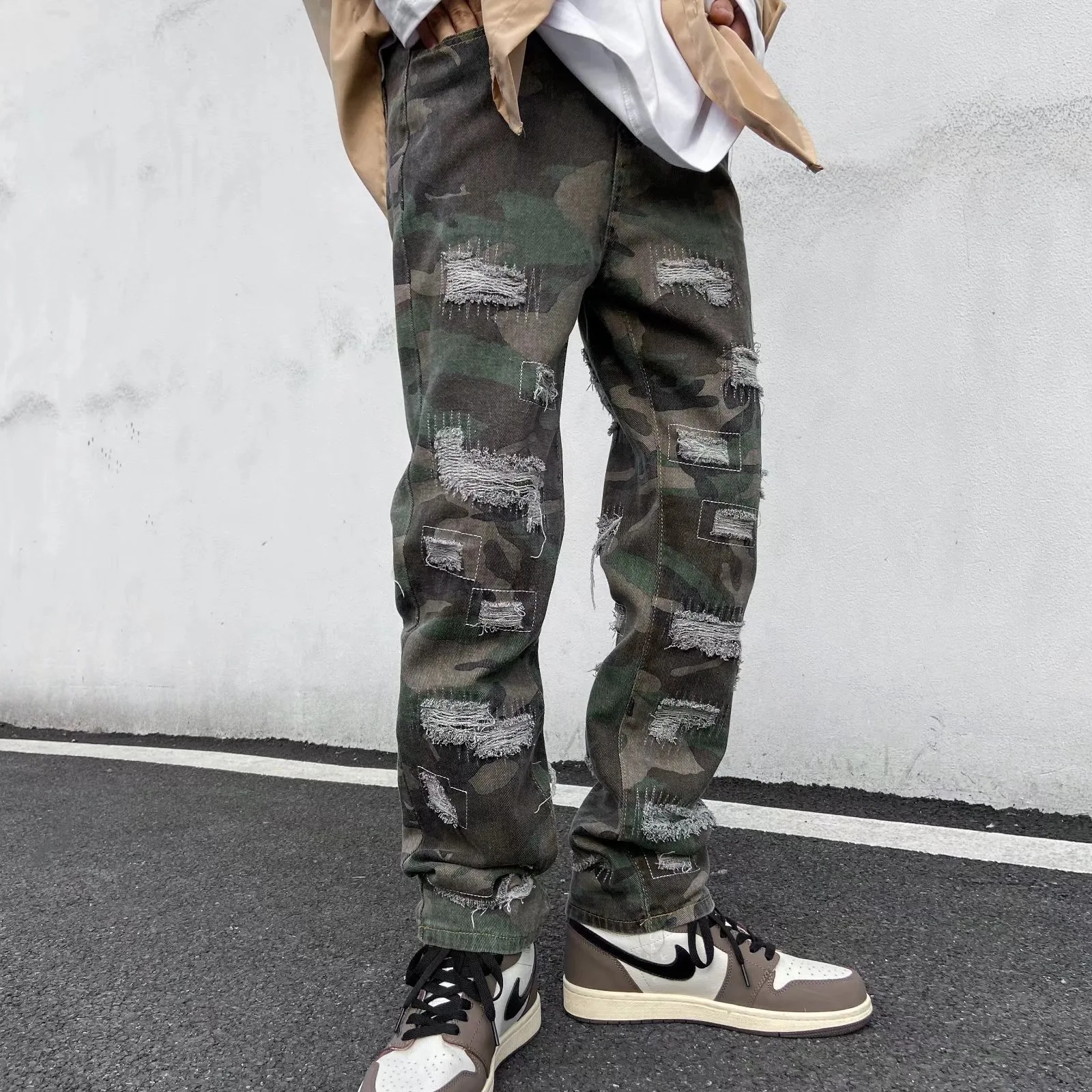 Jean droit homme avec trous d'aspect vieilli. Un style urbain pour un look décontracté et tendance, confortable et idéal pour la vie quotidienne. — photo 5