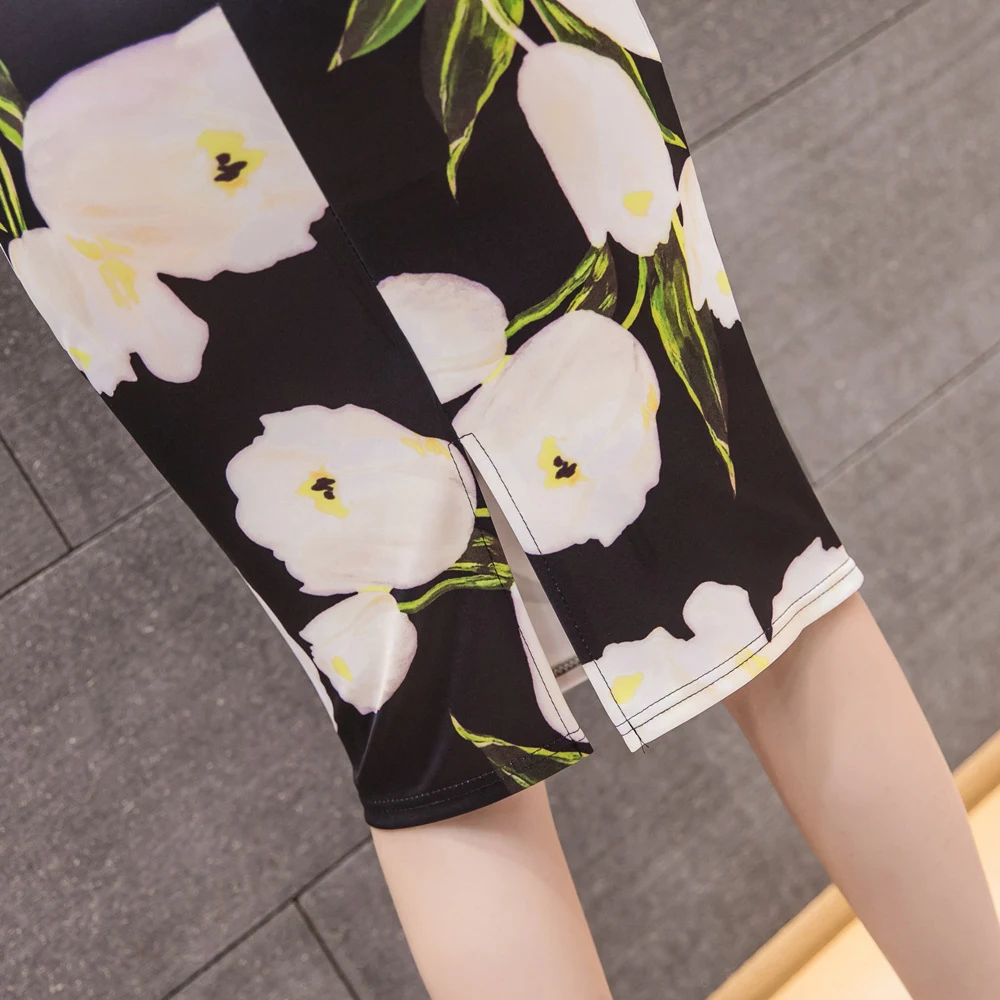 Saia lápis com estampa floral colorida, ideal para um visual elegante e vibrante. Conforto e estilo para o escritório ou passeios casuais. — foto 5