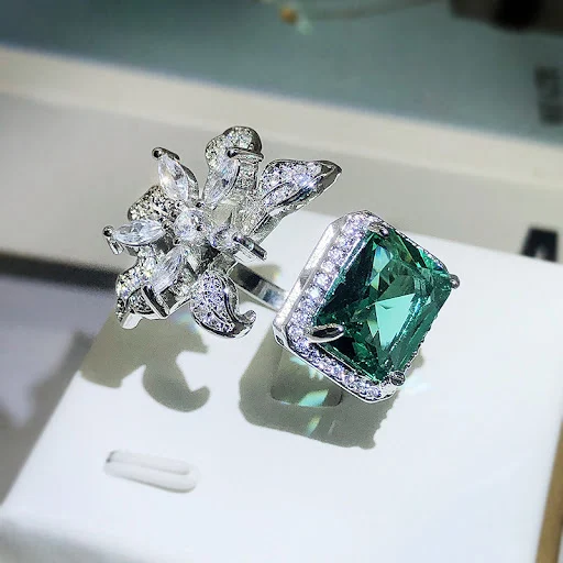 Title 1, Anel de Zircônia Verde com Diamantes Incrustados