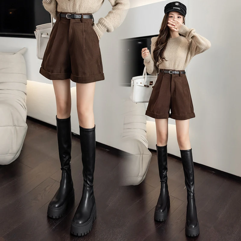 Shorts de pana marrones con botas Martin para mujer. Combina comodidad y estilo casual. Perfectos para un look moderno y versátil. — foto 6