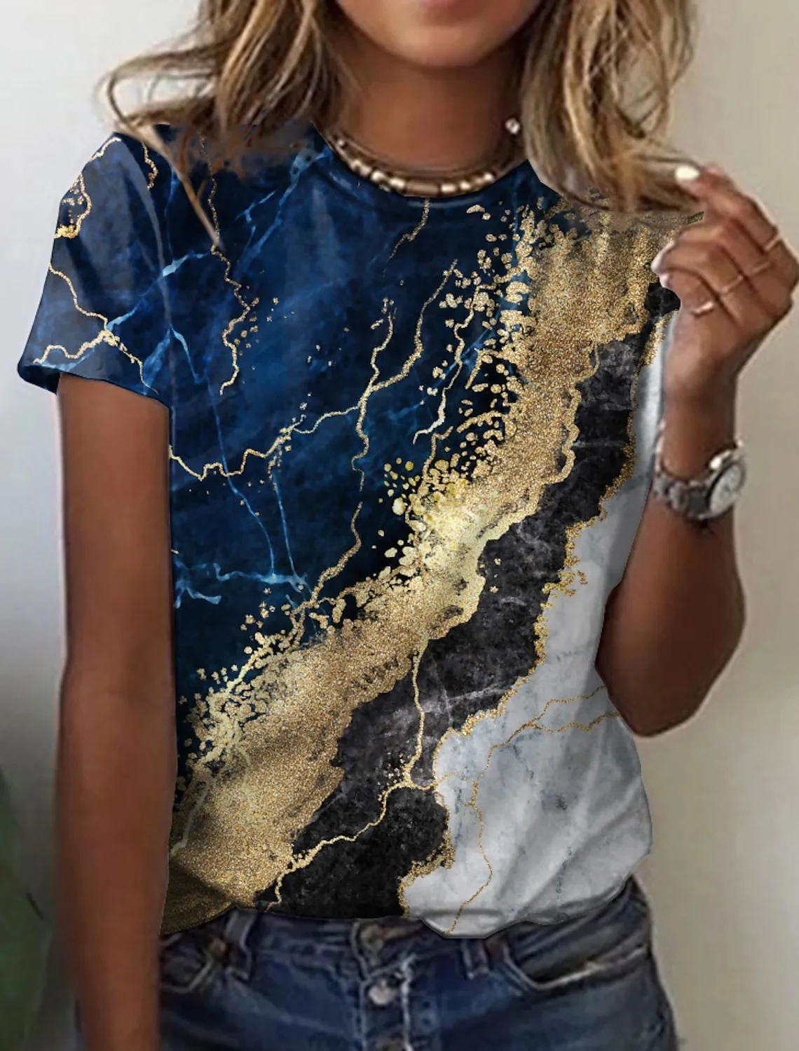 Nova camiseta feminina europeia e americana com estampa retrô abstrata, manga curta. Design moderno e elegante, ideal para diversas ocasiões. — foto 5