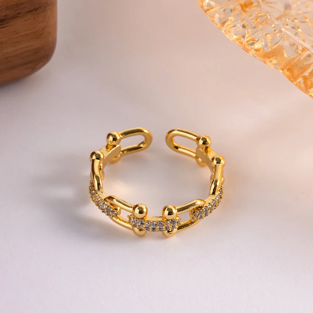 Anel geométrico de moda feminino em cobre, um acessório estiloso e moderno. Joia perfeita para realçar seu estilo diário com design único e diferenciado. — foto 4