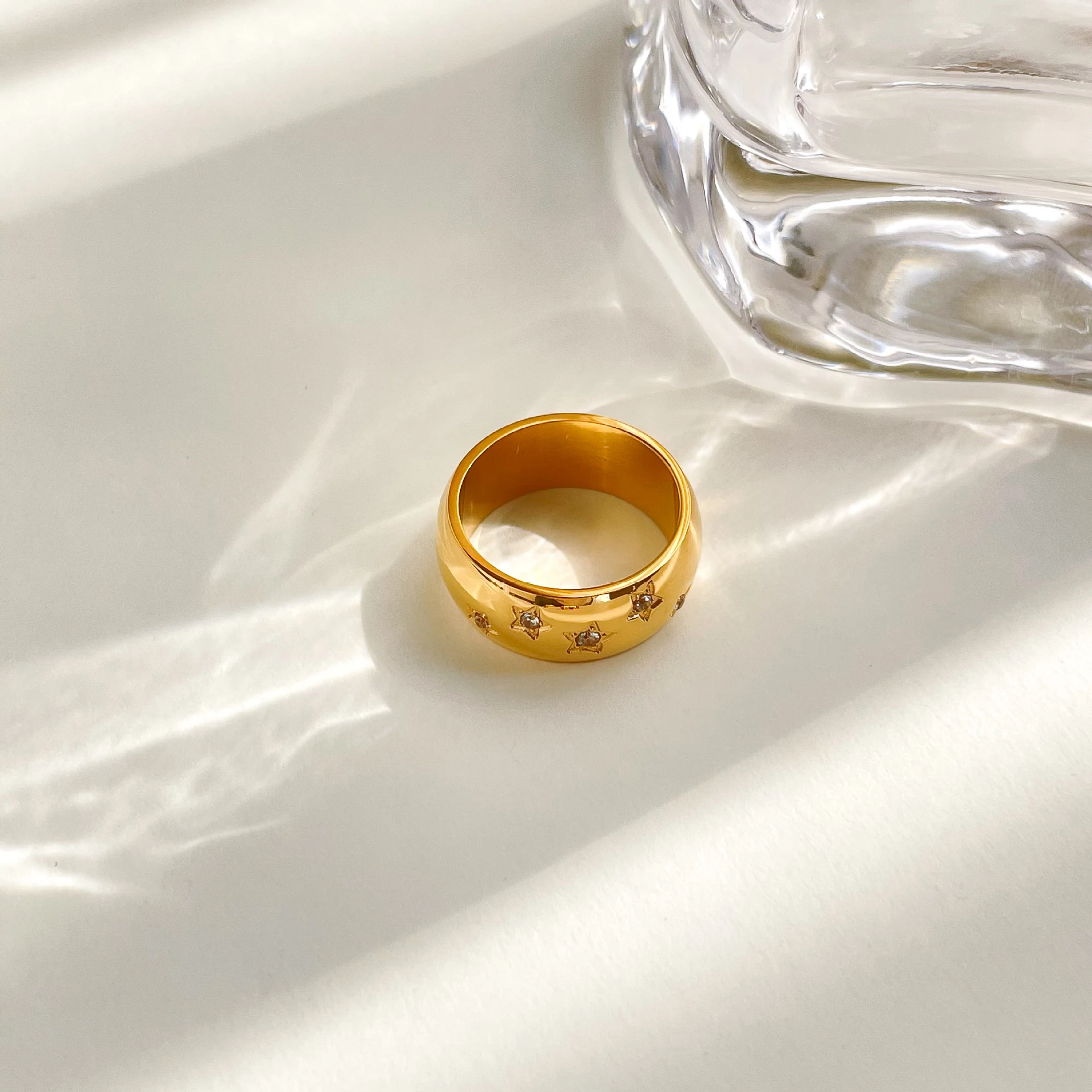 Anel feminino de zircônia com coração de rosa, ideal para demonstrar amor. Joia elegante e charmosa para usar em qualquer ocasião. — foto 3