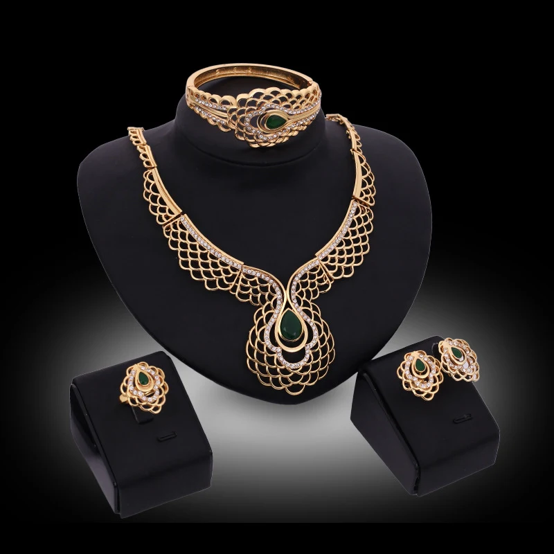 Conjunto de quatro peças colar, brincos e pulseiras. Adicione sofisticação a qualquer look. Perfeito para presentear ou usar no dia a dia. — foto 4