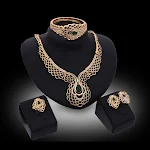 Conjunto de quatro peças colar, brincos e pulseiras. Adicione sofisticação a qualquer look. Perfeito para presentear ou usar no dia a dia. — foto 4