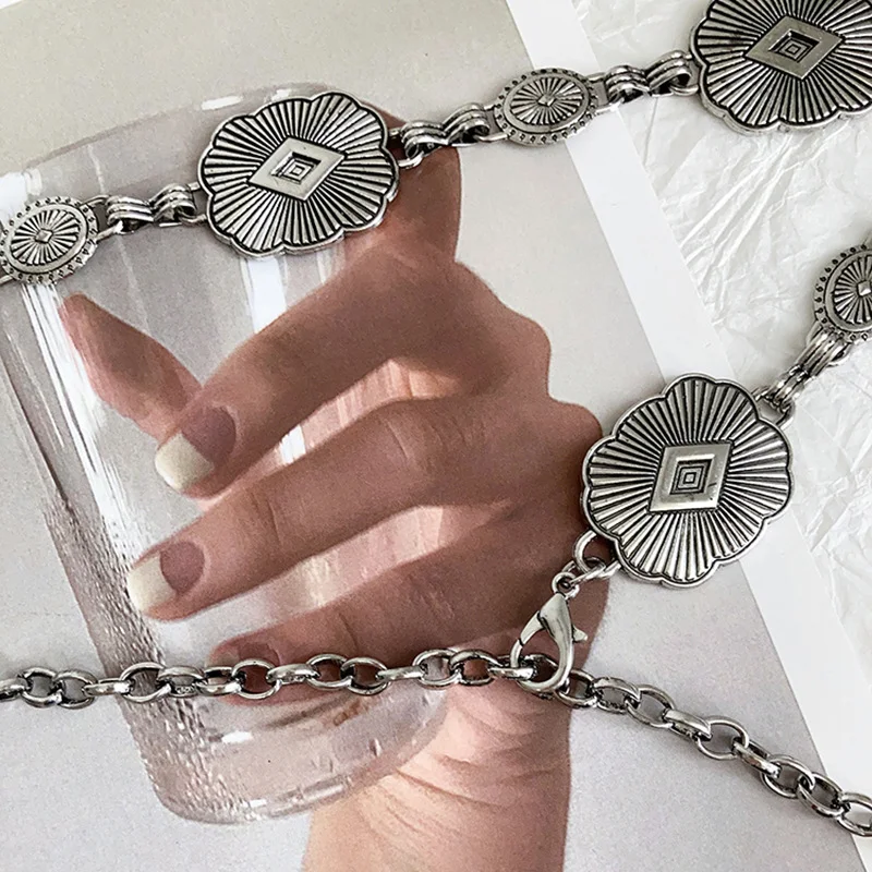 Corrente de cintura retrô étnica em prata antiga esculpida. Adicione um toque vintage e realce sua silhueta com este acessório metálico elegante. — foto 12
