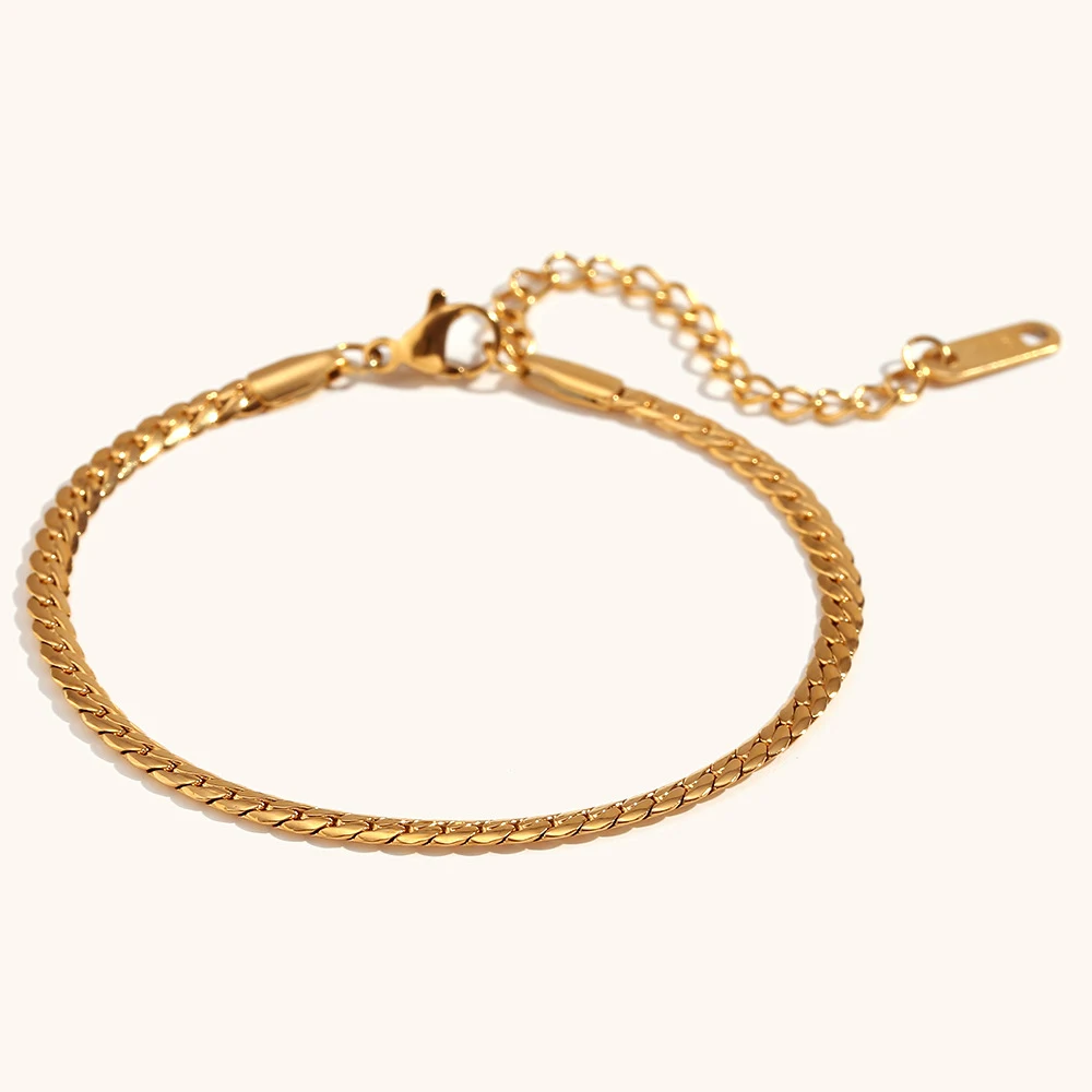 Joias simples, banhadas a ouro 18K e feitas em aço inoxidável, combinam com tudo. Acessório perfeito para um visual elegante e atemporal. — foto 2