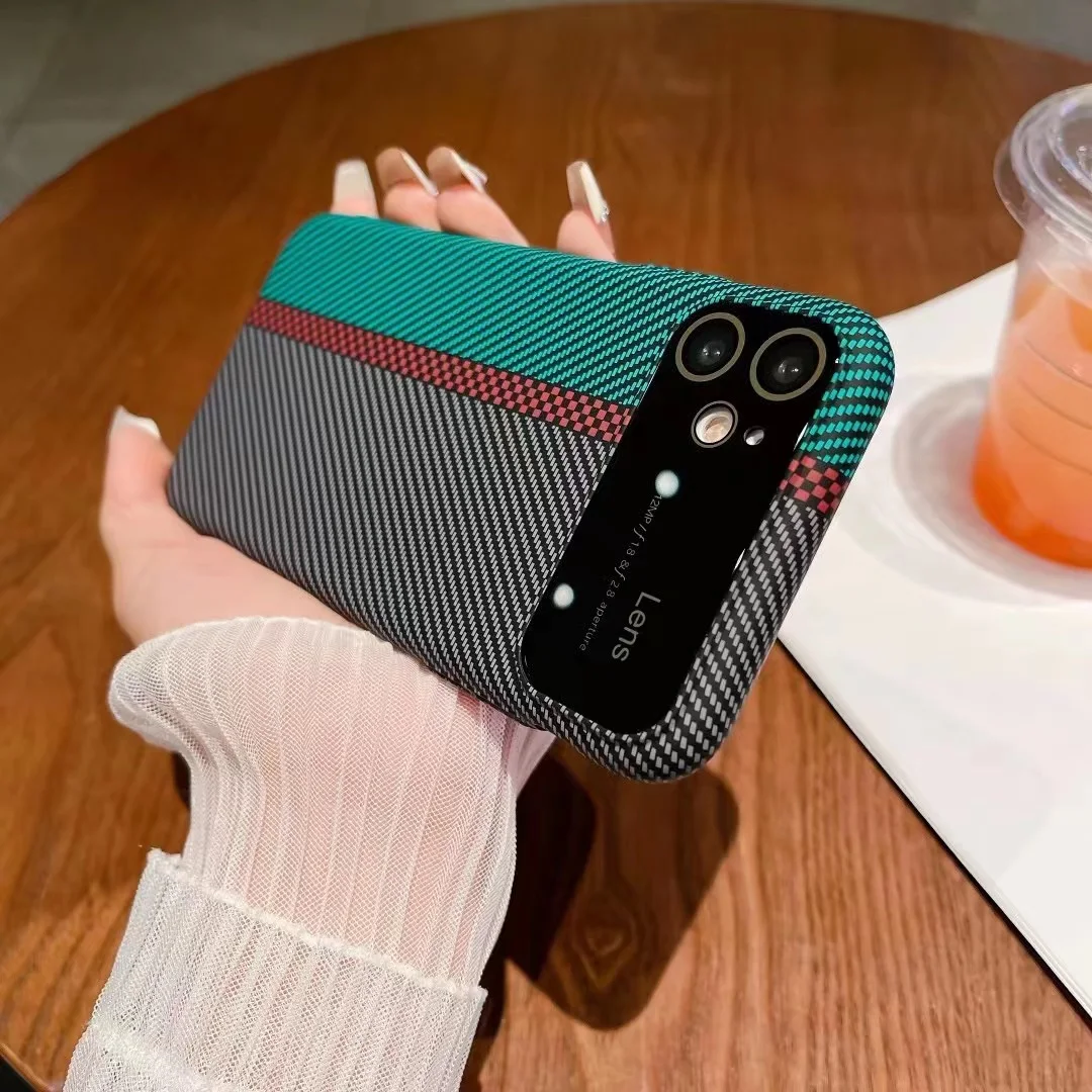 Capa para celular com janela grande e fibra de carbono. Proteção premium, design elegante e textura que aprimora a pegada. — foto 5