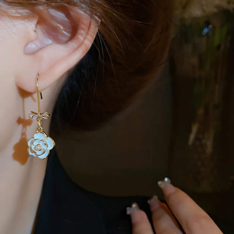 Orecchini Earhook Camelia Perla Zircone per pendolari e uso quotidiano. Accessorio moda unico ed elegante per il tuo tragitto giornaliero. — foto 1