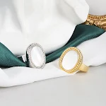 Anel minimalista oval de concha branca, um acessório elegante e natural. Perfeito para uso diário, combina com tudo. — foto 12