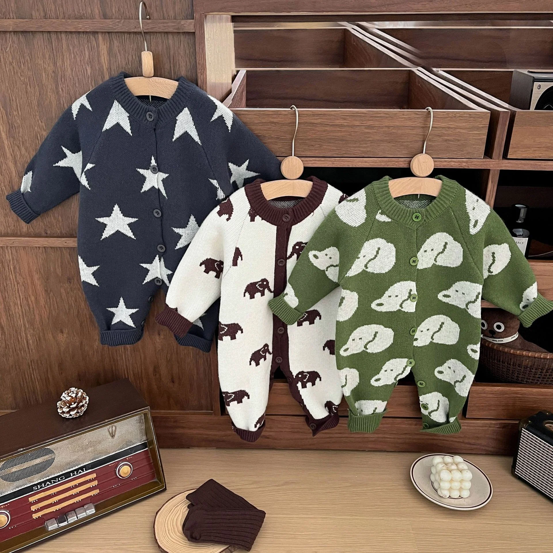 Macacão de malha bordado com desenho animado para bebê Roupa casual para bebê, ideal para o dia a dia. Tecido de malha macio e confortável para brincar. — foto 2