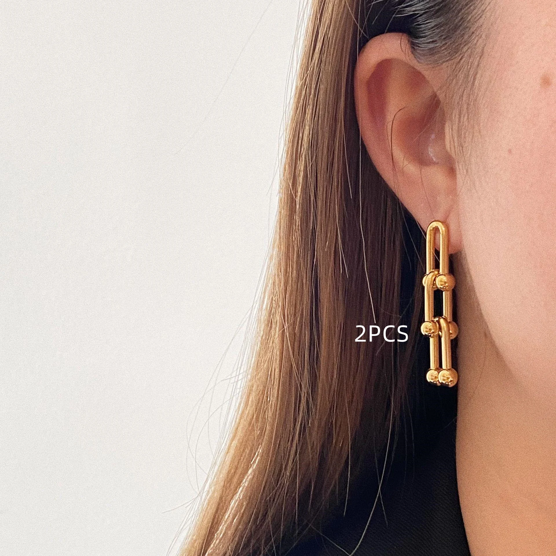 Conjunto de colar, pulseira e brincos com fecho em U de vachette, design elegante e moderno para complementar seu estilo. — foto 15