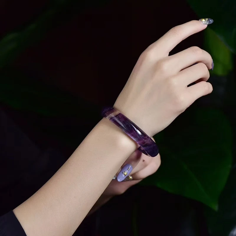 Pulseira de fluorita natural colorida, iridescência e padrão mil camadas, pedra de gelo e ametista redonda para elegância e bem-estar. — foto 4