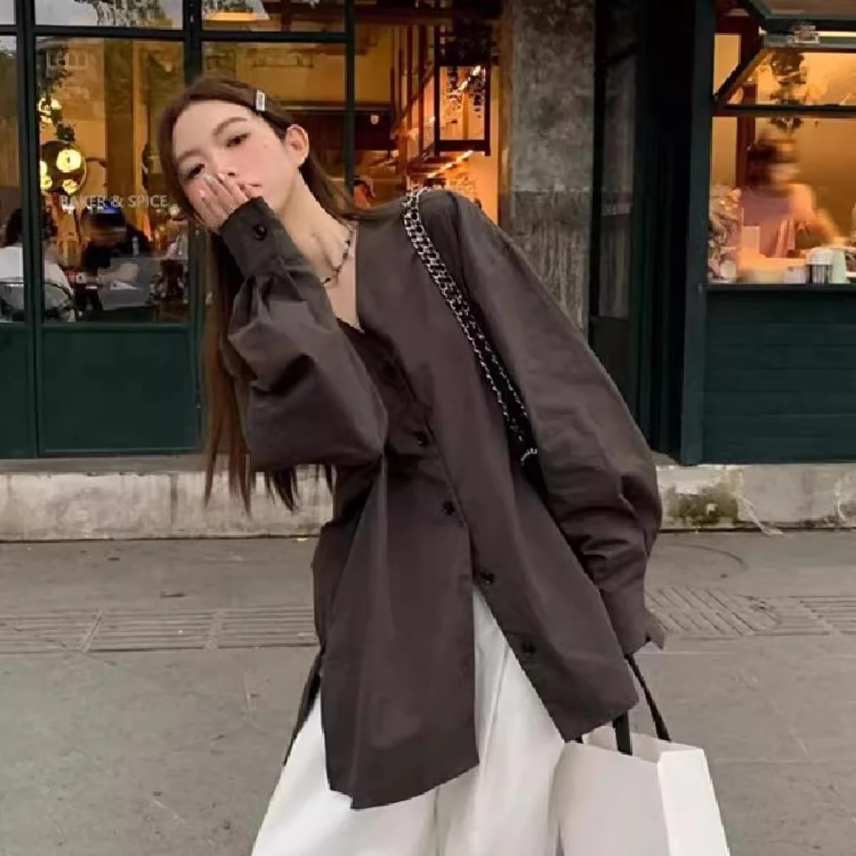Camicia donna ampia casual con scollo a V e maniche lunghe, perfetta per un look rilassato e confortevole. Ideale per ogni occasione, comfort garantito. — foto 36