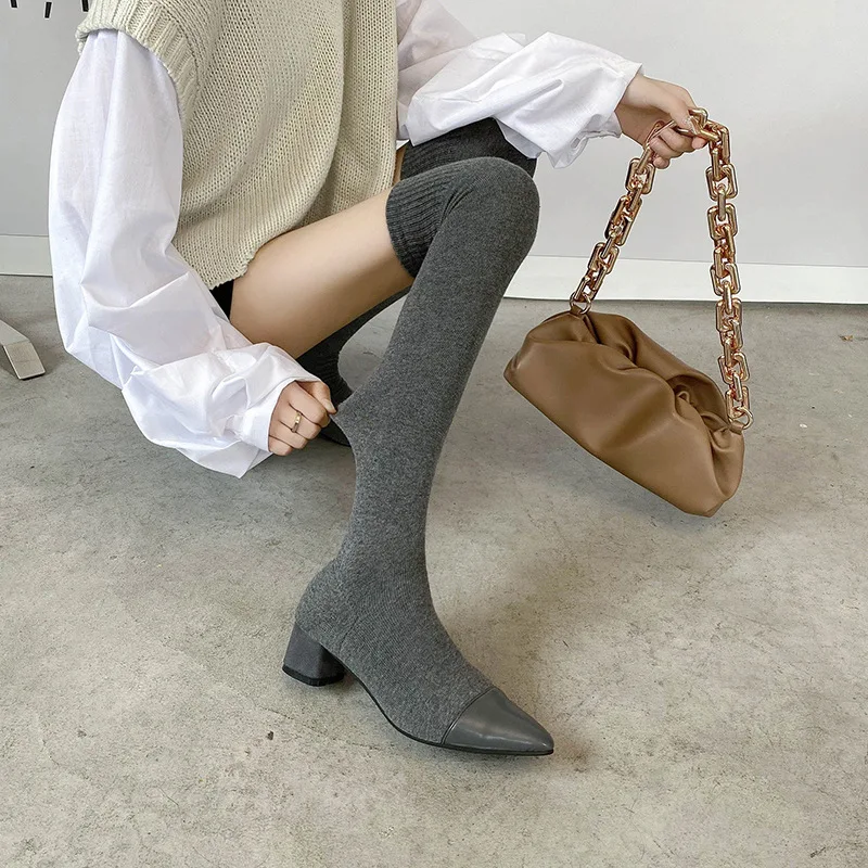 Botas over the knee de outono com bico fino, salto grosso e stretch. Perfeitas para um visual elegante e confortável na estação. — foto 5