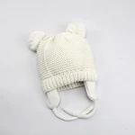 Gorro de malha Jojo com pompom duplo, quentinho e estiloso. Perfeito para o inverno, macio e confortável, ideal para um visual moderno e aquecido. — foto 6
