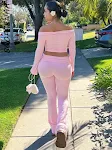 Completo casual da donna, due pezzi, spalle scoperte, maniche lunghe, pantaloni svasati. Perfetto per un look comodo ed elegante, ideale per ogni occasione. — foto 16