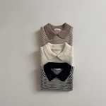 Suéter infantil de malha com gola polo e listras. Conforto e estilo para os pequenos em qualquer ocasião. Perfeito para um visual charmoso e aquecido. — foto 7
