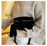 Bolsa mensageiro feminina com detalhe de pele no ombro, moda e elegância para o seu dia a dia, ideal para diversas ocasiões. — foto 2