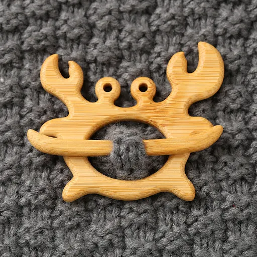 Title 6, Broche de madeira com entalhe de animal Present...
