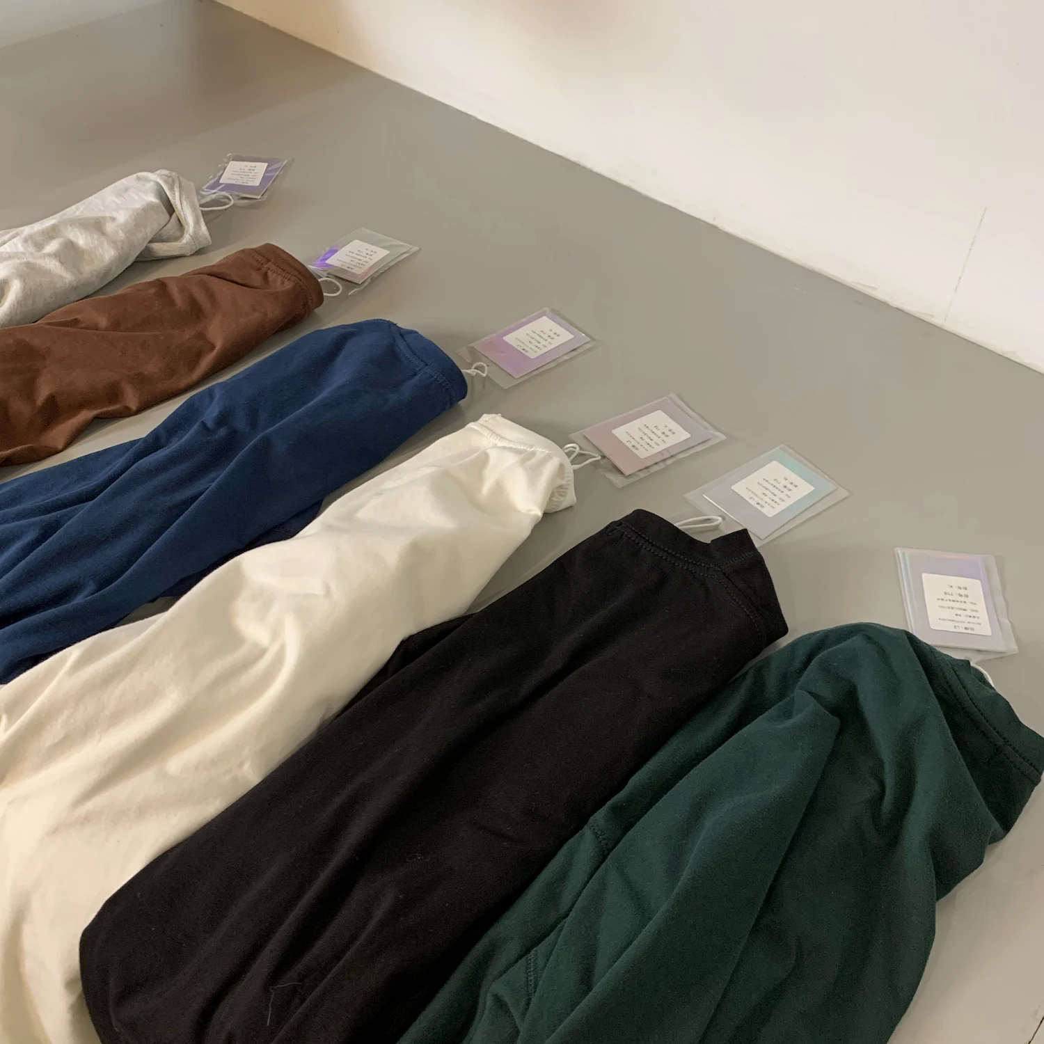 Pure color simple bottoming shirt, pure cotton t-shirt for couples. Comfortable, versatile, and perfect for everyday wea — photo 3