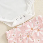 Conjunto infantil de três peças, romper floral e calças boca de sino, ideal para meninas, conforto e estilo para os dias de sol e brincadeiras. — foto 6