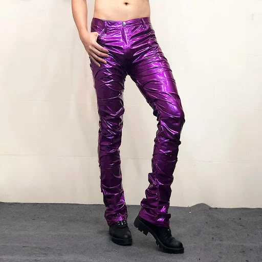 Title 3, Svetlo reflektivno ogledalo navelo je pantalone...