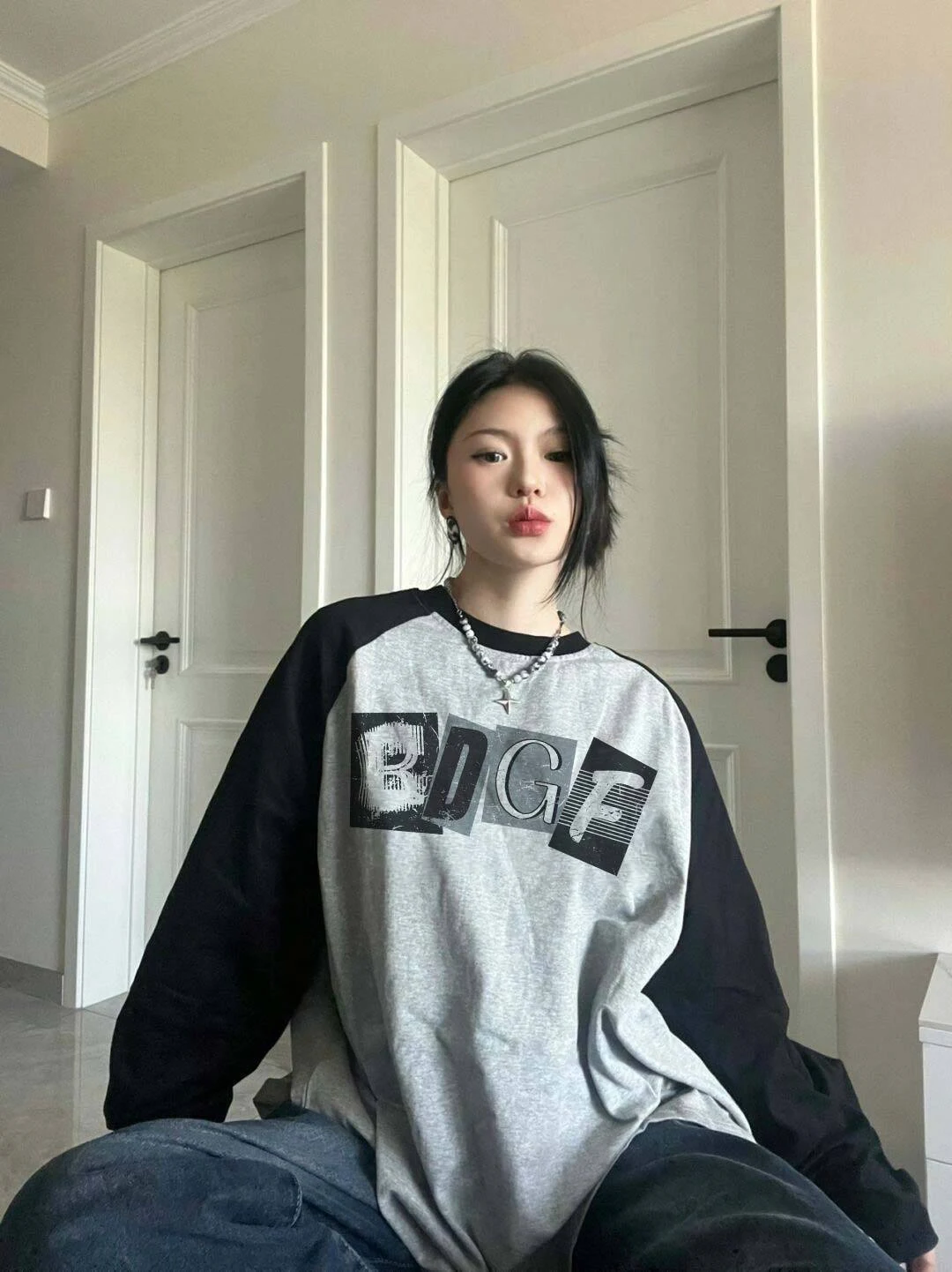Damen-T-Shirt mit langen Ärmeln und Übergröße im amerikanischen Stil in Schwarz und Grau — foto 10