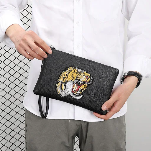 Title 4, Clutch masculina bordada com cabeça de tigre. L...