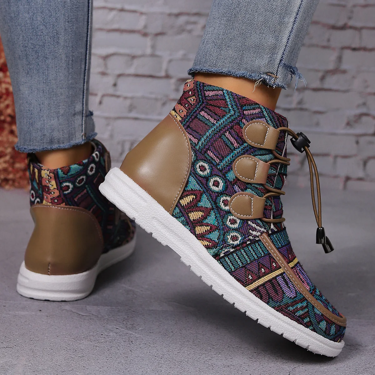 Botas casuais femininas quentes e estilosas. Perfeitas para o inverno, oferecem conforto e moda. Mantenha-se aquecida e elegante em qualquer ocasião. — foto 1