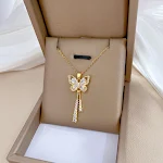 Colar feminino de borboleta com diamantes e tassel. Adicione brilho e sofisticação ao seu visual com este colar deslumbrante, ideal para presentes. — foto 3