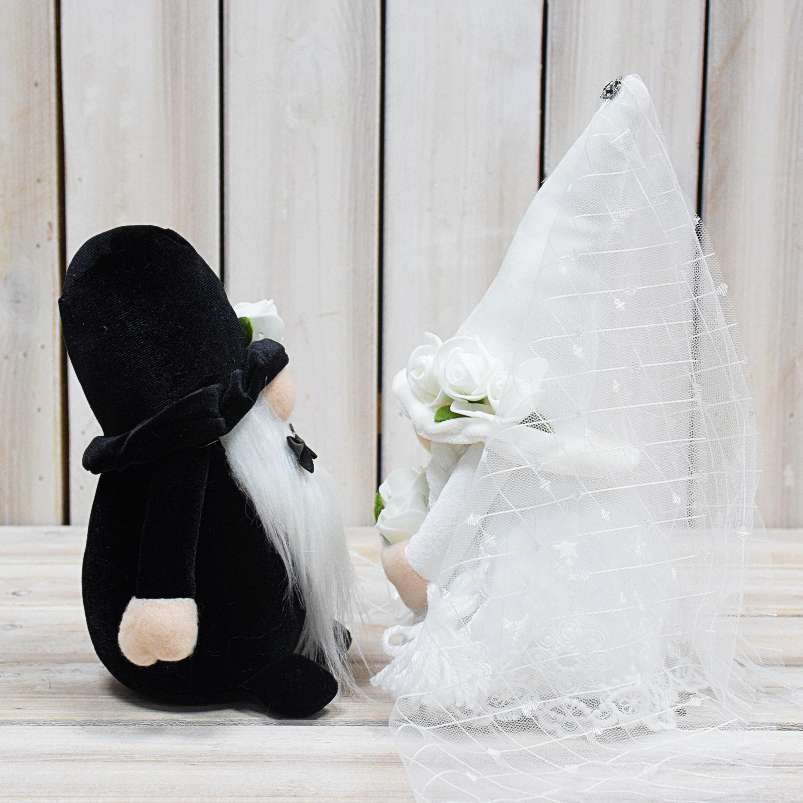 Enfeites de boneca sem rosto para casamento. Decore sua festa com estas charmosas bonecas, criando um ambiente elegante e inesquecível. — foto 3