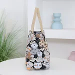 Bolsa de mão portátil feminina com desenho de desenho animado e grande capacidade. Leve tudo o que precisa com estilo e praticidade. — foto 2