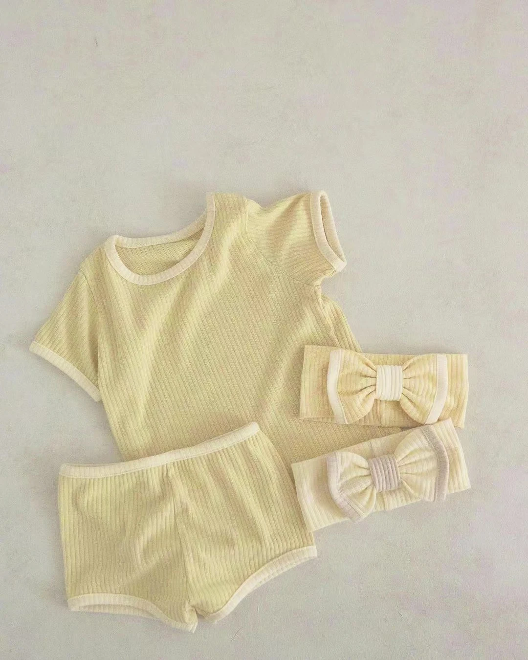 Conjunto de verão para bebê com shorts e manga curta, cores doces, algodão respirável, costura com barra, liso e versátil, perfeito para o calor. — foto 15