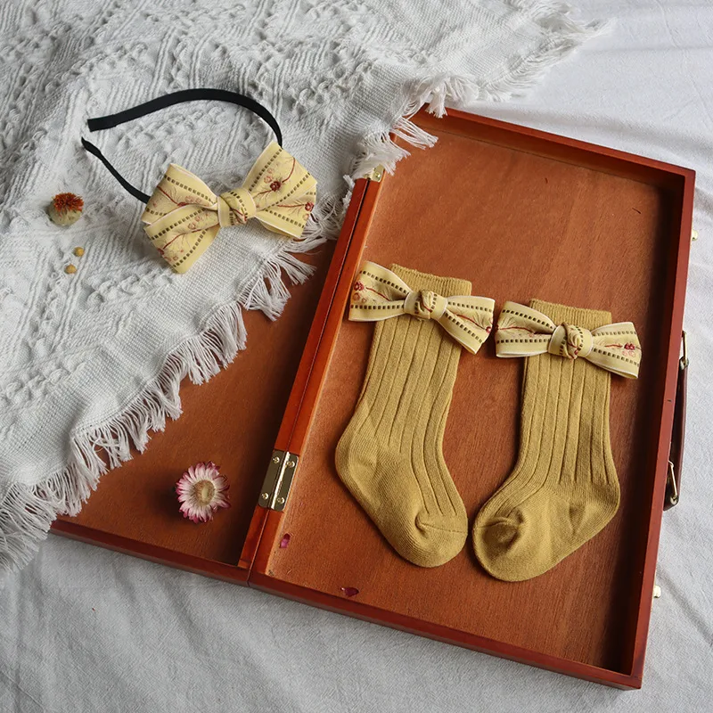 Conjunto espanhol para bebê, ideal para recém-nascidos e 1 ano, com laço, tiara, meias, e perfeito para fotos memoráveis e presente. — foto 8