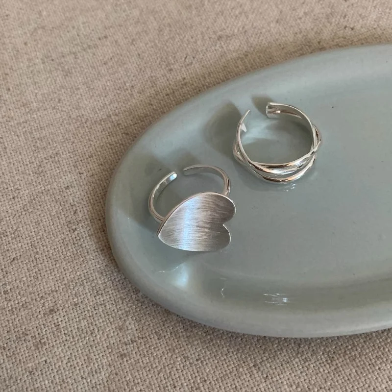 Anel de dedo indicador feminino com coração fosco escovado e cruz, um acessório romântico e delicado para adicionar charme ao seu visual. — foto 10