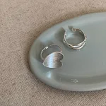 Anel de dedo indicador feminino com coração fosco escovado e cruz, um acessório romântico e delicado para adicionar charme ao seu visual. — foto 10
