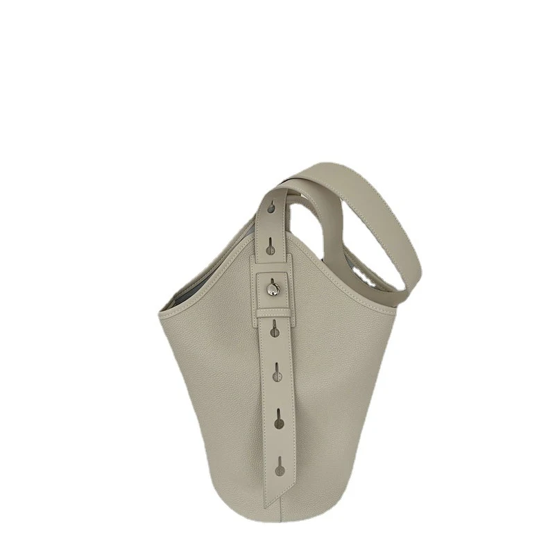 Nova Bolsa Bucket de Couro Genuíno, Grande Capacidade, perfeita para carregar tudo com elegância e praticidade, ideal para o dia a dia. — foto 6